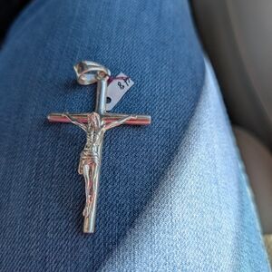 NEW Eegant Silver Crucifix Necklace